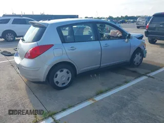 2009 Nissan Versa S z VIN 3N1BC13E39L485461, wystawiony jako IAAI lot #39886048 z przebiegiem Nie podano mil oraz . Historia ofert i sprzedaży dostępna na DreamBid. Obrazek 4.