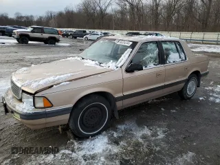 1989 Plymouth Acclaim z VIN 1P3BA46K6KF514487, wystawiony jako Copart lot #86534244 z przebiegiem 90 135 mil mil oraz Szkody całkowita. Historia ofert i sprzedaży dostępna na DreamBid. Obrazek 1.
