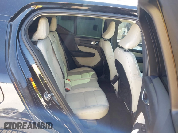 2019 Volvo XC40 Momentum with VIN YV4162XZ3K2018371, listed as a IAAI auction lot 41650401 with 86,647 mi miles and . Bid and sale history available at carsss.com. Image 8.