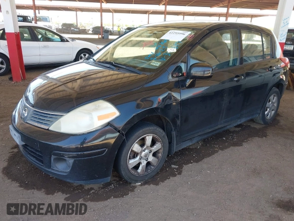 2009 Nissan Versa S z VIN 3N1BC13E59L370697, wystawiony jako IAAI lot #42295996 z przebiegiem 212 861 mil mil oraz . Historia ofert i sprzedaży dostępna na DreamBid. Obrazek 2.