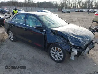 2014 Volkswagen Jetta SE z VIN 3VWD17AJXEM274399, wystawiony jako IAAI lot #41628780 z przebiegiem 101 876 mil mil oraz . Historia ofert i sprzedaży dostępna na DreamBid. Obrazek 1.