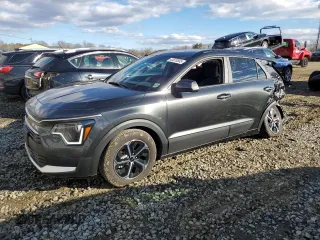 2025 Kia Niro LX with VIN KNDCP3LE3S5215136, listed as a Copart auction lot 43870085 with 3,981 mi miles and Salvage Title. Bid and sale history available at carsss.com. Image 1.