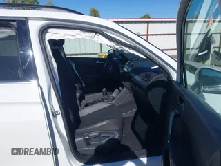2020 Volkswagen Tiguan SE with VIN 3VV2B7AXXLM053170, listed as a IAAI auction lot 42203372 with 112,794 mi miles and . Bid and sale history available at DreamBid. Image 5.