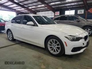 2017 BMW 3 Series 320i xDrive z VIN WBA8E5G50HNU41500, wystawiony jako Copart lot #61642765 z przebiegiem 156 574 mil mil oraz Czysty tytuł • Clean title. Historia ofert i sprzedaży dostępna na DreamBid. Obrazek 4.