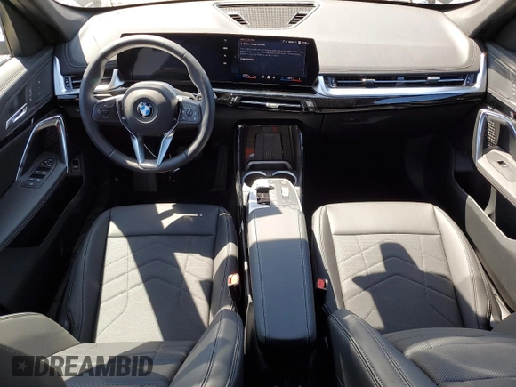 2025 BMW X1 xDrive28i z VIN WBX73EF06S5209777, wystawiony jako Copart lot #52076935 z przebiegiem 324 mil mil oraz Szkody całkowita. Historia ofert i sprzedaży dostępna na DreamBid. Obrazek 8.