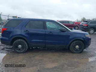2017 Ford Police Interceptor Utility z VIN 1FM5K8AT8HGC25644, wystawiony jako IAAI lot #42223936 z przebiegiem 199 948 mil mil oraz . Historia ofert i sprzedaży dostępna na DreamBid. Obrazek 14.