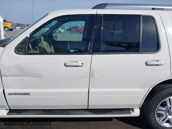 2008 Mercury Mountaineer Premier with VIN 4M2EU48878UJ15673, listed as a IAAI auction lot 41824470 with 96,941 mi miles. Bid and sale history available at carsss.com. Image 6.