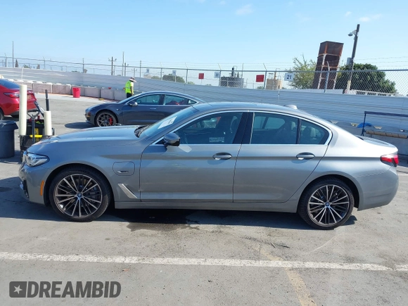 2023 BMW 5 Series 530e z VIN WBA13AG00PCM10164, wystawiony jako IAAI lot #42406603 z przebiegiem 26 770 mil mil oraz . Historia ofert i sprzedaży dostępna na DreamBid. Obrazek 14.