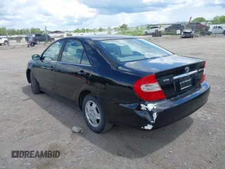 2003 Toyota Camry LE z VIN 4T1BF32KX3U055698, wystawiony jako IAAI lot #42243299 z przebiegiem 167 429 mil mil oraz . Historia ofert i sprzedaży dostępna na DreamBid. Obrazek 3.