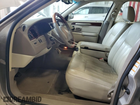 2003 Lincoln Town Car Signature z VIN 1LNHM82W13Y660122, wystawiony jako Copart lot #51790595 z przebiegiem 151 371 mil mil oraz Nie do naprawy • Non repairable. Historia ofert i sprzedaży dostępna na DreamBid. Obrazek 7.