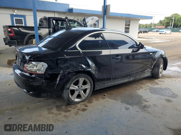 2013 BMW 1 Series 128i z VIN WBAUP7C54DVP25748, wystawiony jako Copart lot #62536075 z przebiegiem 187 591 mil mil oraz Czysty tytuł • Clean title. Historia ofert i sprzedaży dostępna na DreamBid. Obrazek 3.