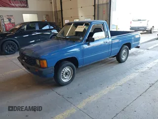 1985 Toyota Pickup z VIN JT4RN50RXF0083921, wystawiony jako IAAI lot #42029838 z przebiegiem 249 994 mil mil oraz . Historia ofert i sprzedaży dostępna na DreamBid. Obrazek 2.