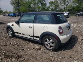 2011 MINI Hardtop z VIN WMWSU3C54BT097885, wystawiony jako Copart lot #55574545 z przebiegiem 133 527 mil mil oraz Szkoda całkowita • Salvage title. Historia ofert i sprzedaży dostępna na DreamBid. Obrazek 2.