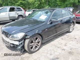 2012 Mercedes-Benz C 250 Sport z VIN WDDGF4HB9CA653814, wystawiony jako IAAI lot #42300963 z przebiegiem 149 262 mil mil oraz . Historia ofert i sprzedaży dostępna na DreamBid. Obrazek 2.