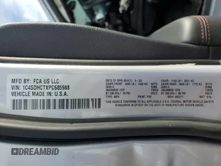 2023 Dodge Durango R/T Plus z VIN 1C4SDHCTXPC685988, wystawiony jako Copart lot #87110694 z przebiegiem 15 216 mil mil oraz Szkoda całkowita • Salvage title. Historia ofert i sprzedaży dostępna na DreamBid. Obrazek 13.