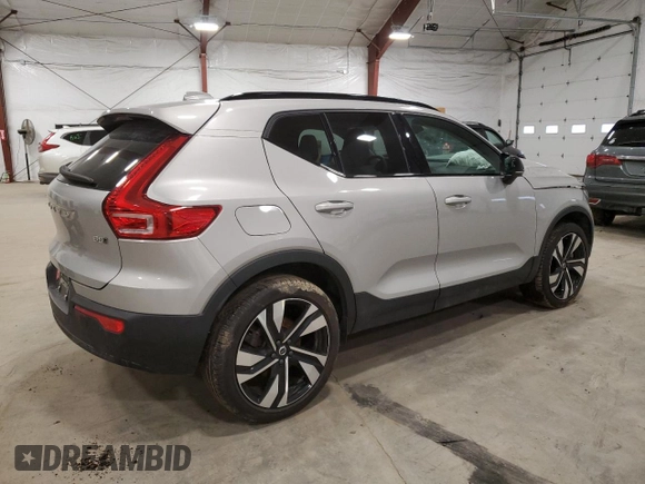 2024 Volvo XC40 Ultimate Dark Theme z VIN YV4L12UM4R2213891, wystawiony jako Copart lot #85272044 z przebiegiem Nie podano mil oraz Nie do naprawy • Non repairable. Historia ofert i sprzedaży dostępna na DreamBid. Obrazek 3.