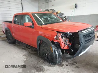2025 Nissan Frontier S z VIN 1N6ED1EKXSN616947, wystawiony jako IAAI lot #42201977 z przebiegiem 846 mil mil oraz . Historia ofert i sprzedaży dostępna na DreamBid. Obrazek 1.