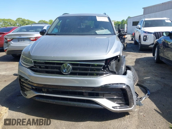 2024 Volkswagen Tiguan SE R-Line Black with VIN 3VV8B7AX3RM108710, listed as a IAAI auction lot 42032777 with 17,337 mi miles and . Bid and sale history available at DreamBid. Image 12.