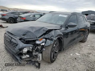 2024 Audi Q8 e-tron Premium Plus z VIN WA15AAGE3RB027165, wystawiony jako Copart lot #42250375 z przebiegiem 15 926 mil mil oraz Szkody całkowita. Historia ofert i sprzedaży dostępna na DreamBid. Obrazek 1.