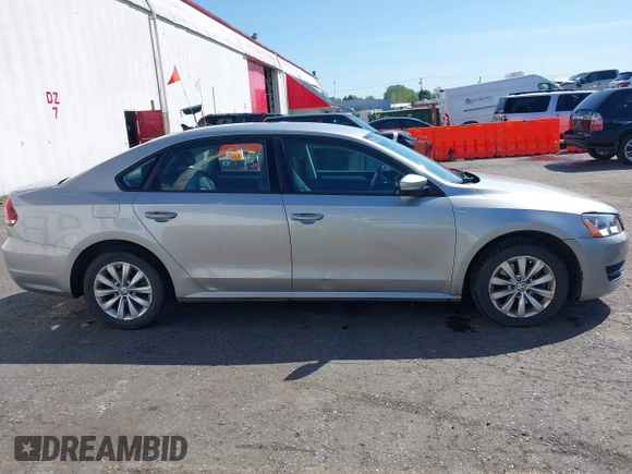 2014 Volkswagen Passat Wolfsburg Edition z VIN 1VWAT7A38EC075514, wystawiony jako IAAI lot #42032834 z przebiegiem 141 015 mil mil oraz . Historia ofert i sprzedaży dostępna na DreamBid. Obrazek 13.