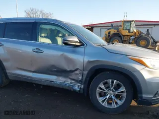 2015 Toyota Highlander XLE with VIN 5TDJKRFH8FS122806, listed as a IAAI auction lot 41791648 with 149,973 mi miles. Bid and sale history available at carsss.com. Image 6.