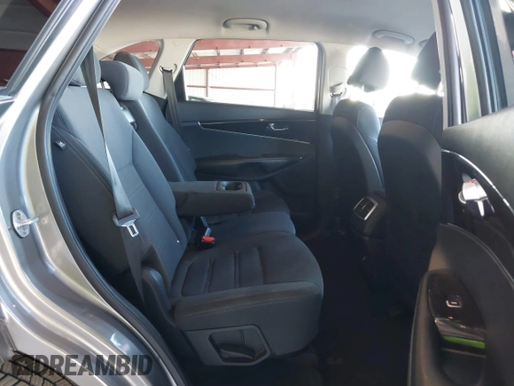 2018 Kia Sorento LX with VIN 5XYPG4A39JG417378, listed as a IAAI auction lot 41671284 with 216,876 mi miles. Bid and sale history available at carsss.com. Image 8.