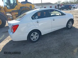 2016 Chevrolet Sonic LS z VIN 1G1JA5SH9G4153814, wystawiony jako IAAI lot #41652173 z przebiegiem 75 161 mil mil oraz . Historia ofert i sprzedaży dostępna na DreamBid. Obrazek 4.
