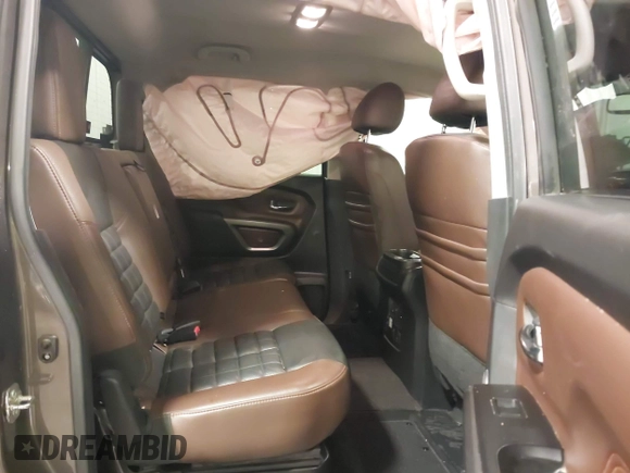 2017 Nissan Titan SV z VIN 1N6AA1E58HN523578, wystawiony jako IAAI lot #42160359 z przebiegiem 101 499 mil mil oraz . Historia ofert i sprzedaży dostępna na DreamBid. Obrazek 8.
