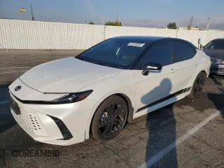 2025 Toyota Camry LE z VIN 4T1DAACK9SU033846, wystawiony jako Copart lot #42818045 z przebiegiem 13 042 mil mil oraz Szkoda całkowita • Salvage title. Historia ofert i sprzedaży dostępna na DreamBid. Obrazek 1.