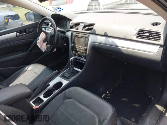 2013 Volkswagen Passat SE z VIN 1VWBH7A32DC011750, wystawiony jako IAAI lot #42199020 z przebiegiem 155 806 mil mil oraz . Historia ofert i sprzedaży dostępna na DreamBid. Obrazek 5.