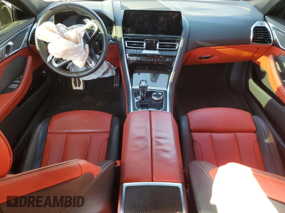 2023 BMW 8 Series M850i z VIN WBAGV8C01PCL31007, wystawiony jako Copart lot #76536874 z przebiegiem Nie podano mil oraz Czysty tytuł • Clean title. Historia ofert i sprzedaży dostępna na DreamBid. Obrazek 8.