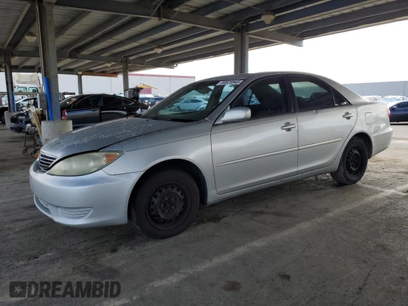 2005 Toyota Camry STD z VIN 4T1BE32K25U946848, wystawiony jako Copart lot #50825945 z przebiegiem 271 622 mil mil oraz Czysty tytuł • Clean title. Historia ofert i sprzedaży dostępna na DreamBid. Obrazek 1.