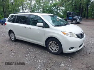 2016 Toyota Sienna XLE z VIN 5TDYK3DC9GS756582, wystawiony jako IAAI lot #42506733 z przebiegiem 155 678 mil mil oraz . Historia ofert i sprzedaży dostępna na DreamBid. Obrazek 1.