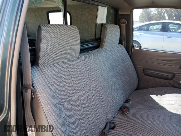 1994 Toyota Pickup DLX z VIN 4TARN81P2RZ175695, wystawiony jako Copart lot #50415385 z przebiegiem 258 048 mil mil oraz Szkoda całkowita • Salvage title. Historia ofert i sprzedaży dostępna na DreamBid. Obrazek 10.