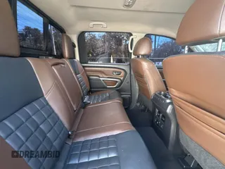 2016 Nissan Titan SL z VIN 1N6BA1F20GN510413, wystawiony jako Copart lot #48017425 z przebiegiem 225 717 mil mil oraz Czysty tytuł • Clean title. Historia ofert i sprzedaży dostępna na DreamBid. Obrazek 6.