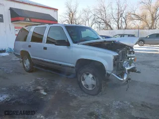 1996 Chevrolet Tahoe with VIN 1GNEK13R3TJ318572, listed as a IAAI auction lot 41419555 with 199,201 mi miles. Bid and sale history available at carsss.com. Image 1.