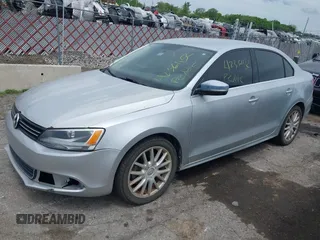 2014 Volkswagen Jetta SE z VIN 3VWD17AJ8EM314253, wystawiony jako IAAI lot #42361152 z przebiegiem 118 638 mil mil oraz . Historia ofert i sprzedaży dostępna na DreamBid. Obrazek 2.