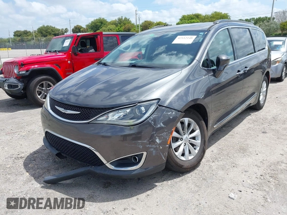 2017 Chrysler Pacifica Touring L z VIN 2C4RC1BG9HR613024, wystawiony jako IAAI lot #42112148 z przebiegiem 125 898 mil mil oraz . Historia ofert i sprzedaży dostępna na DreamBid. Obrazek 6.