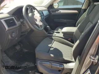 2021 Volkswagen Atlas S z VIN 1V2AP2CA4MC501931, wystawiony jako Copart lot #53485375 z przebiegiem Nie podano mil oraz Szkoda całkowita • Salvage title. Historia ofert i sprzedaży dostępna na DreamBid. Obrazek 7.