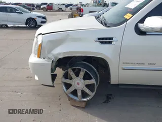 2011 Cadillac Escalade ESV Platinum z VIN 1GYS3KEF2BR134431, wystawiony jako IAAI lot #42238533 z przebiegiem 192 782 mil mil oraz . Historia ofert i sprzedaży dostępna na DreamBid. Obrazek 6.