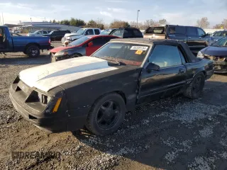 1986 Ford Mustang z VIN 1FABP27M7GF296902, wystawiony jako Copart lot #85338134 z przebiegiem 31 829 mil mil oraz Czysty tytuł • Clean title. Historia ofert i sprzedaży dostępna na DreamBid. Obrazek 1.