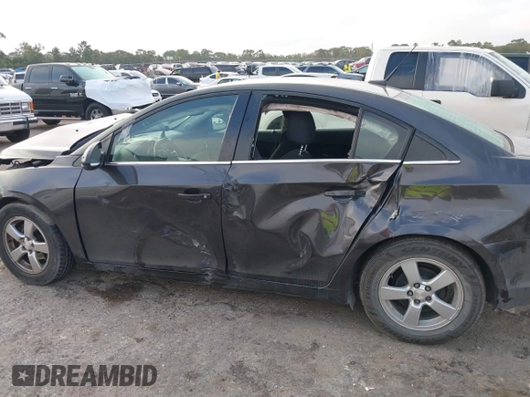 2014 Chevrolet Cruze 1LT z VIN 1G1PC5SB9E7446821, wystawiony jako IAAI lot #40723456 z przebiegiem 137 378 mil mil oraz . Historia ofert i sprzedaży dostępna na DreamBid. Obrazek 15.