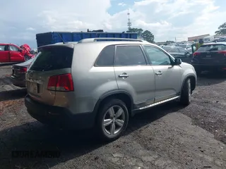 2013 Kia Sorento EX с VIN 5XYKU3A62DG371176, выставлен на аукционе IAAI как лот 42469423 с пробегом 199 505 миль миль и . История ставок и продаж доступна на DreamBid. Изображение 4.