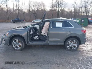 2022 Audi Q3 S line Premium z VIN WA1DECF30N1005992, wystawiony jako IAAI lot #41101352 z przebiegiem 37 399 mil mil oraz . Historia ofert i sprzedaży dostępna na DreamBid. Obrazek 13.