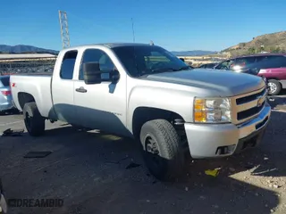 2010 Chevrolet Silverado 1500 LT with VIN 1GCSKSE35AZ261428, listed as a IAAI auction lot 41643928 with 136,282 mi miles. Bid and sale history available at carsss.com. Image 1.