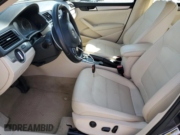 2014 Volkswagen Passat Wolfsburg Edition z VIN 1VWAT7A32EC036093, wystawiony jako Copart lot #52129185 z przebiegiem 106 949 mil mil oraz Szkoda całkowita • Salvage title. Historia ofert i sprzedaży dostępna na DreamBid. Obrazek 7.