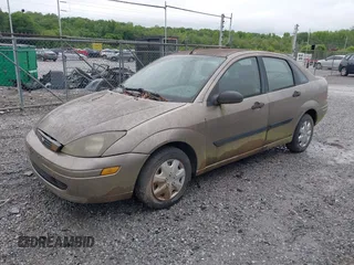 2003 Ford Focus LX z VIN 1FAFP33P83W271153, wystawiony jako IAAI lot #42360855 z przebiegiem 178 711 mil mil oraz . Historia ofert i sprzedaży dostępna na DreamBid. Obrazek 2.