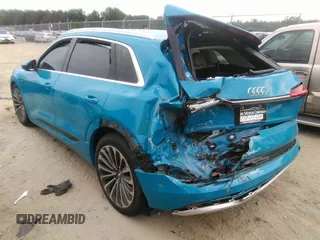 2019 Audi e-tron Prestige с VIN WA1VAAGE0KB007669, выставлен на аукционе IAAI как лот 40253514 с пробегом 45 177 миль миль и . История ставок и продаж доступна на DreamBid. Изображение 3.