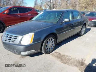 2009 Cadillac DTS 1SA z VIN 1G6KD57Y89U128646, wystawiony jako IAAI lot #40976417 z przebiegiem 167 346 mil mil oraz . Historia ofert i sprzedaży dostępna na DreamBid. Obrazek 2.