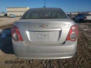 2015 Chevrolet Sonic LS z VIN 1G1JA5SH9F4117264, wystawiony jako Copart lot #42215585 z przebiegiem 55 869 mil mil oraz Szkoda całkowita • Salvage title. Historia ofert i sprzedaży dostępna na DreamBid. Obrazek 6.